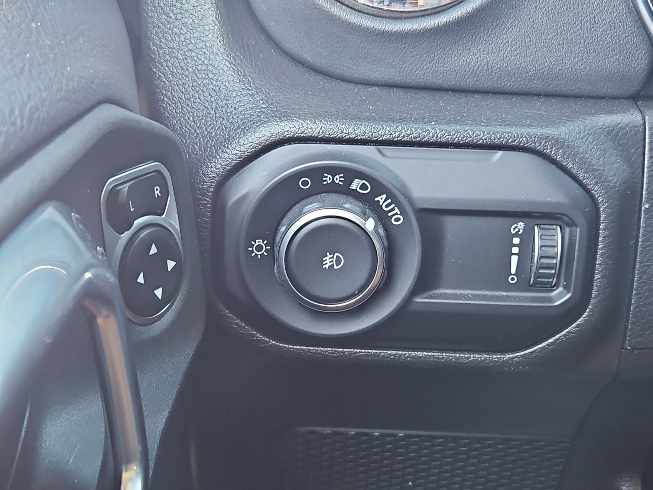 Used 2023 Jeep Wrangler Unlimited Sahara AWD/4WD image 25