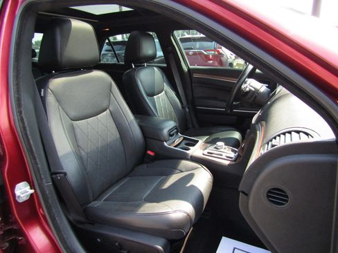 Used 2017 Chrysler 300 C Platinum image 29