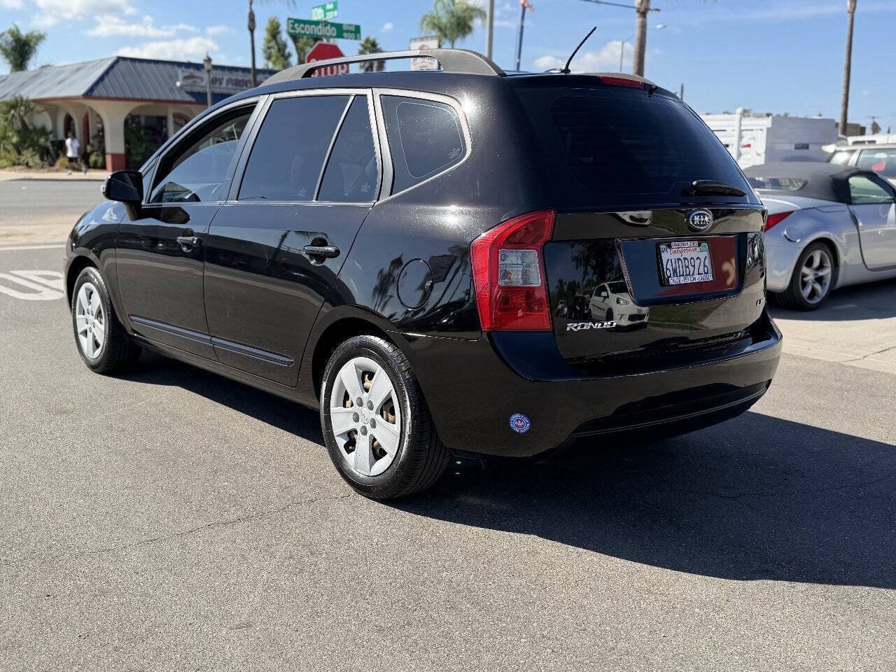 Used 2010 Kia Rondo LX FWD image 9
