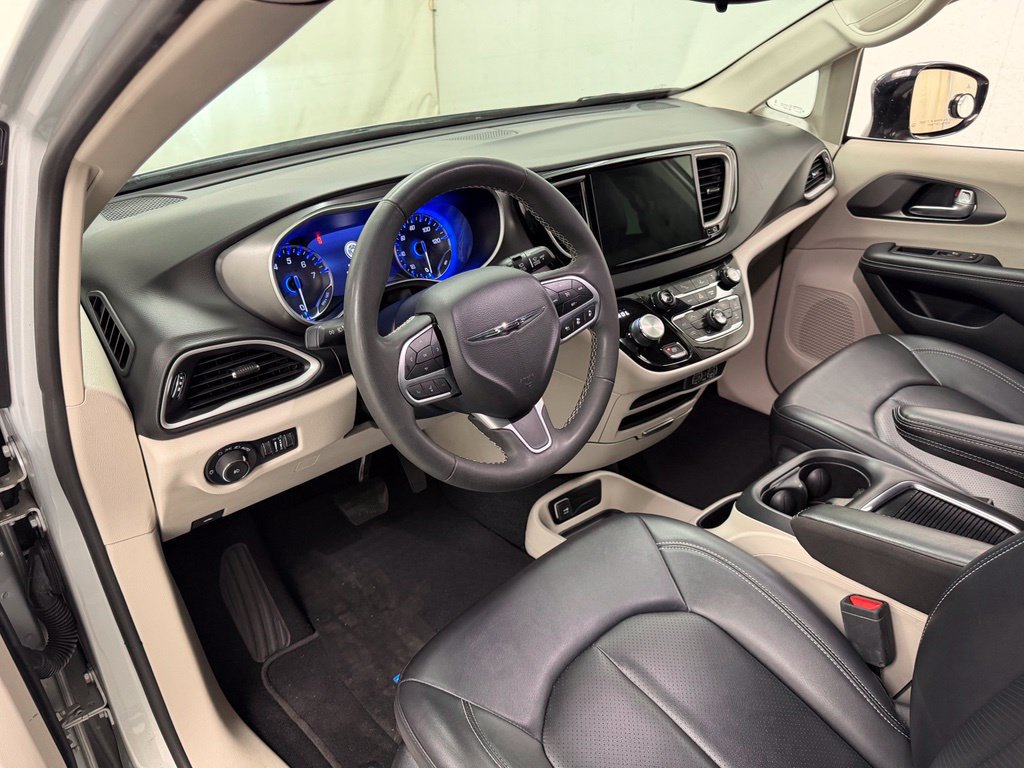 Used 2024 Chrysler Pacifica Touring-L FWD image 21