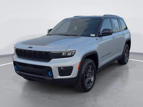 Used 2024 Jeep Grand Cherokee Trailhawk AWD/4WD image 7