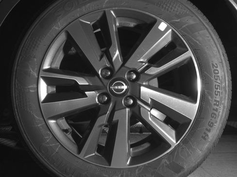 Used 2025 Nissan Versa SV FWD image 11