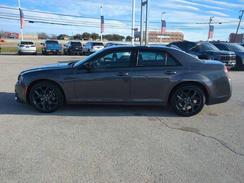 Used 2023 Chrysler 300 Touring w/ Sport Appearance Package image 5