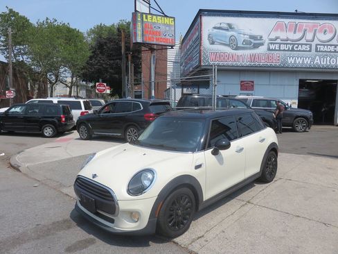 Used 2019 MINI Cooper 4-Door Hardtop w/ Signature Upholstery Package FWD image 2