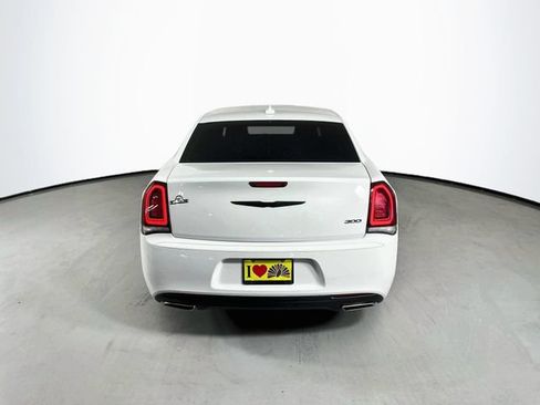 Used 2022 Chrysler 300 Touring w/ Sport Appearance Package RWD image 8