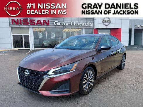 Used 2025 Nissan Altima 2.5 SV FWD image 3