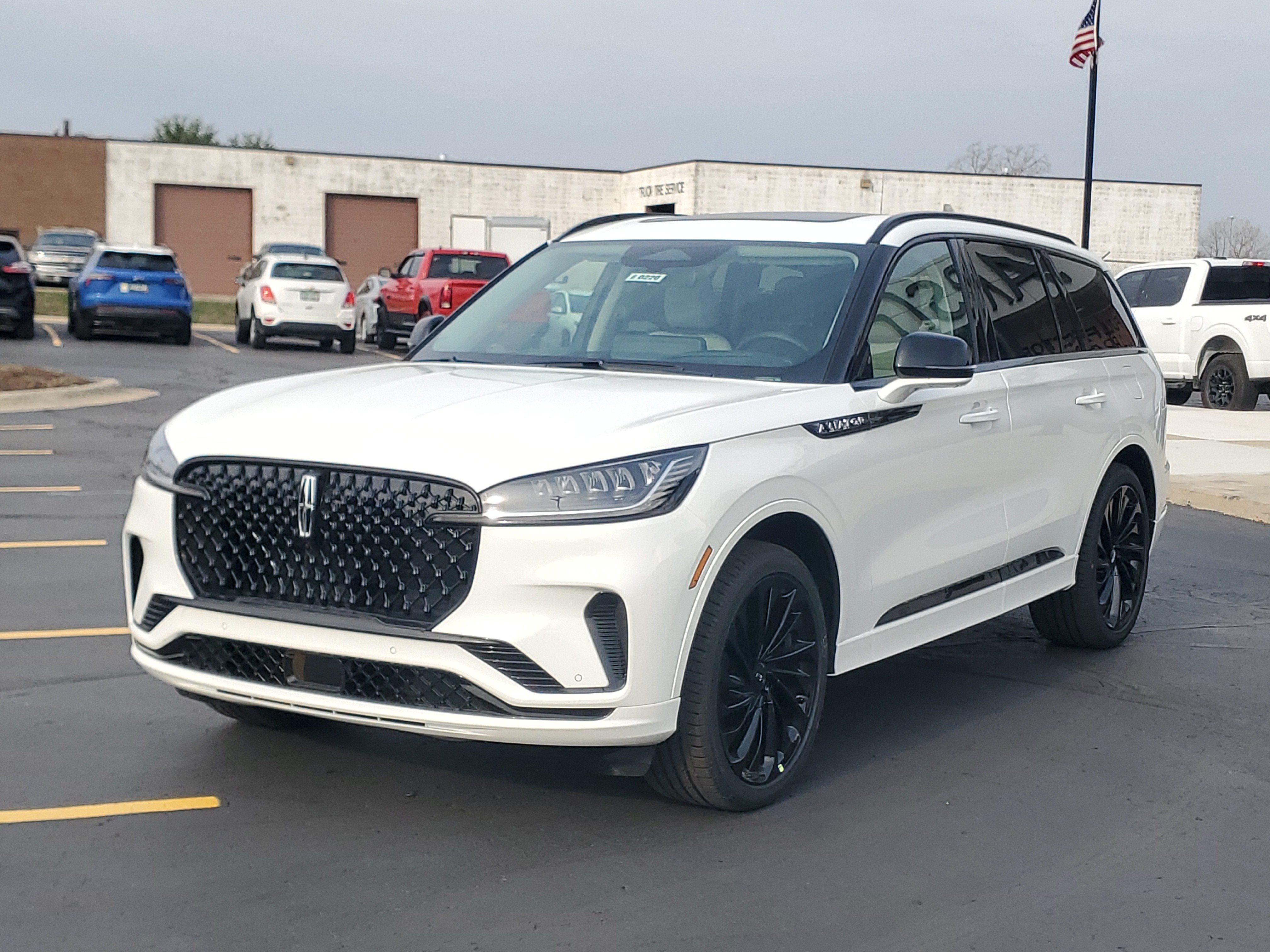 New 2027 Lincoln Aviator Reserve w/ Jet Appearance Package AWD/4WD image 2