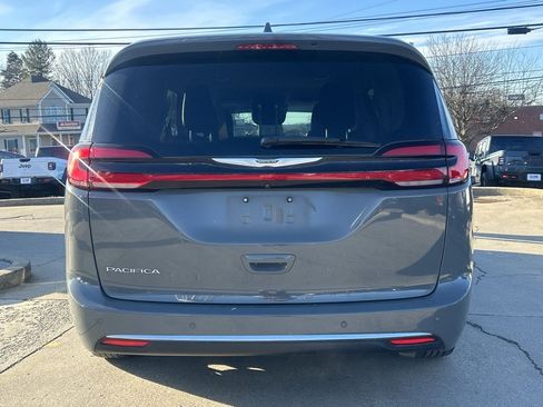 Used 2022 Chrysler Pacifica Touring-L image 7