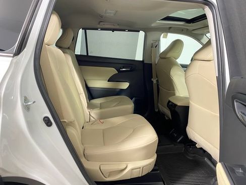 Certified 2024 Toyota Highlander XLE AWD/4WD image 10