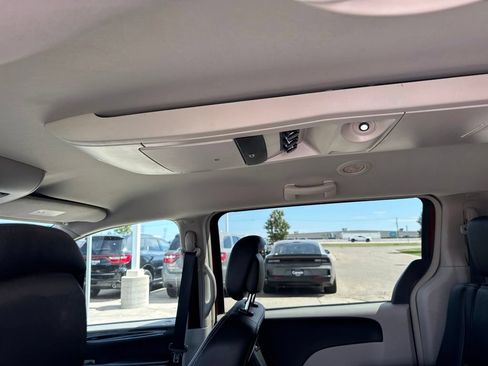 Used 2016 Chrysler Town & Country Touring FWD image 9
