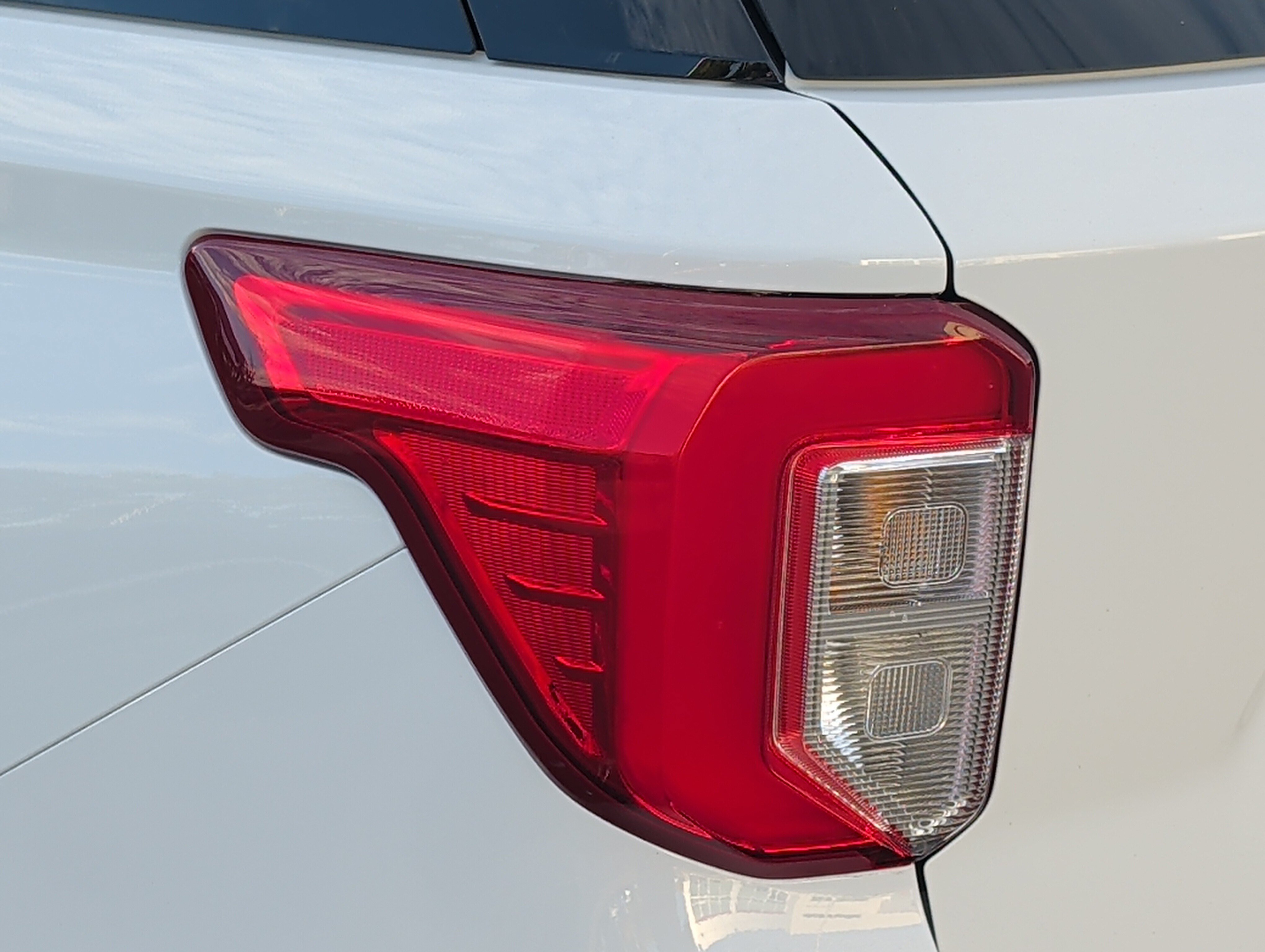 Used 2020 Ford Explorer XLT AWD/4WD image 17