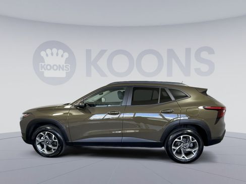 Used 2024 Chevrolet Trax LT w/ Driver Confidence Package FWD image 2