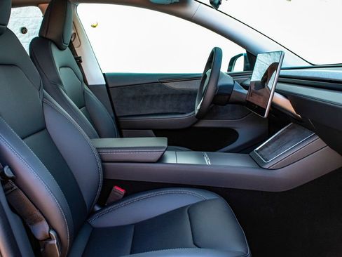 Used 2026 Tesla Model Y AWD image 40