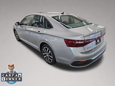 Used 2025 Volkswagen Jetta SE FWD image 5