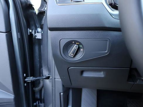 Used 2024 Volkswagen Tiguan SE image 35