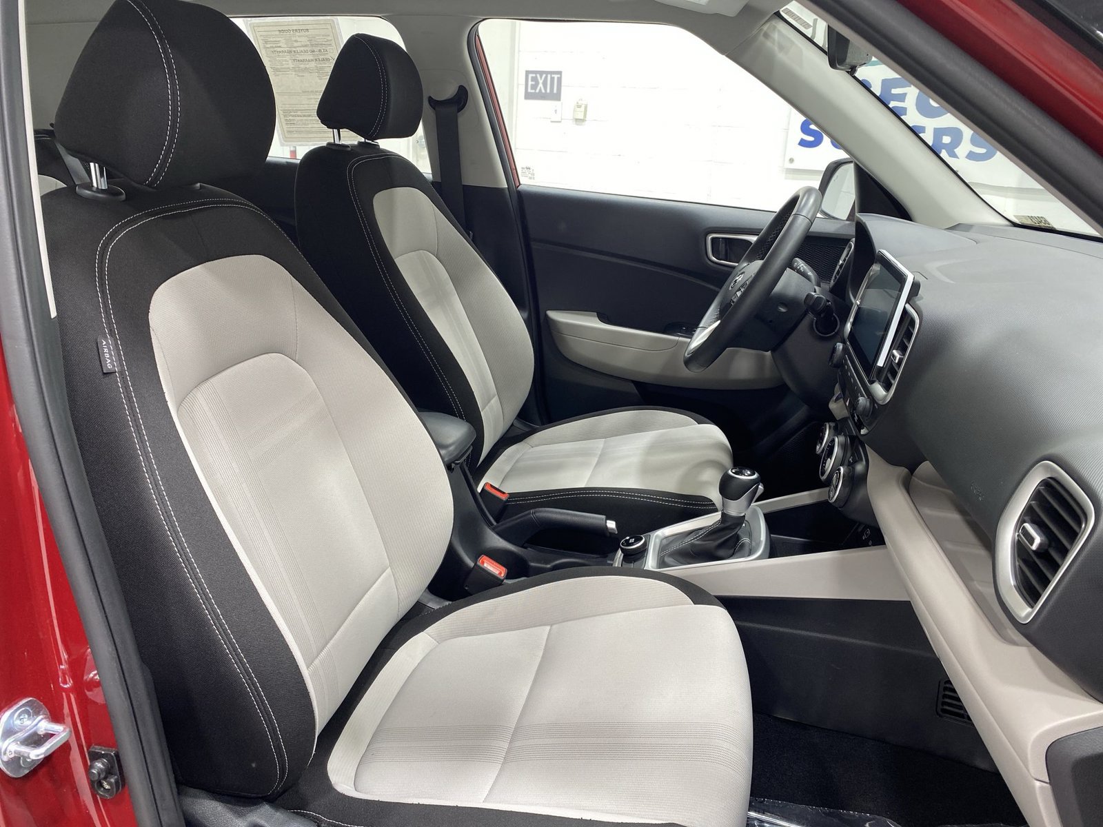 Used 2025 Hyundai Venue SEL FWD image 24