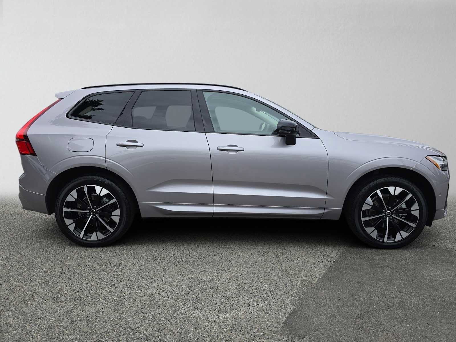 Used 2026 Volvo XC60 B5 Plus w/ Climate Package AWD/4WD image 2
