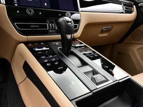 Certified 2022 Porsche Macan S AWD/4WD image 11