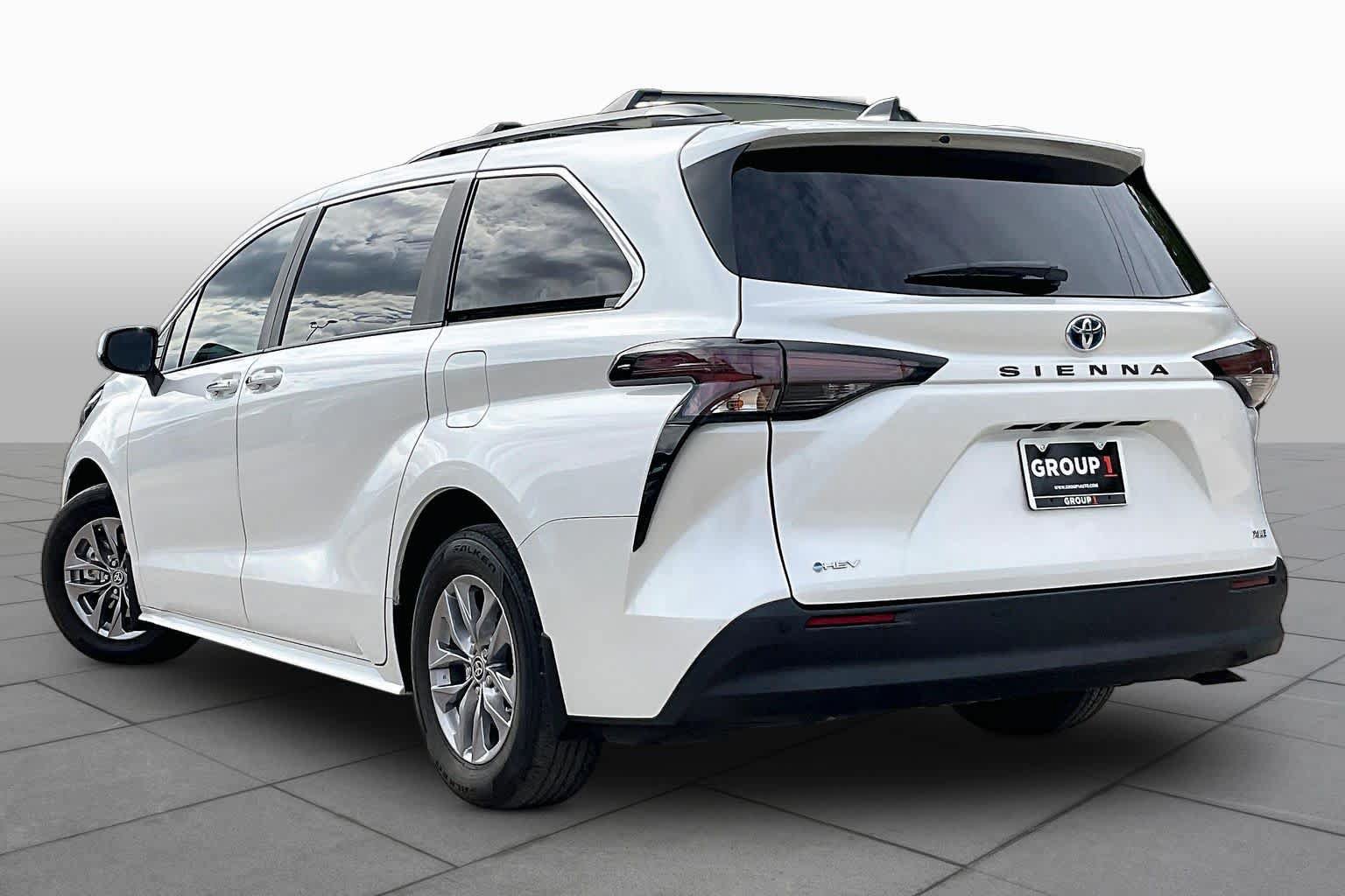 Used 2025 Toyota Sienna XLE FWD image 11