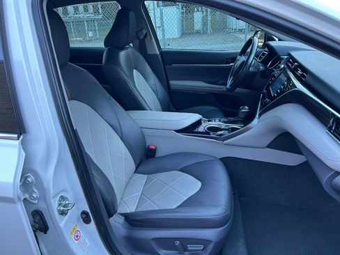 Used 2018 Toyota Camry XLE image 15