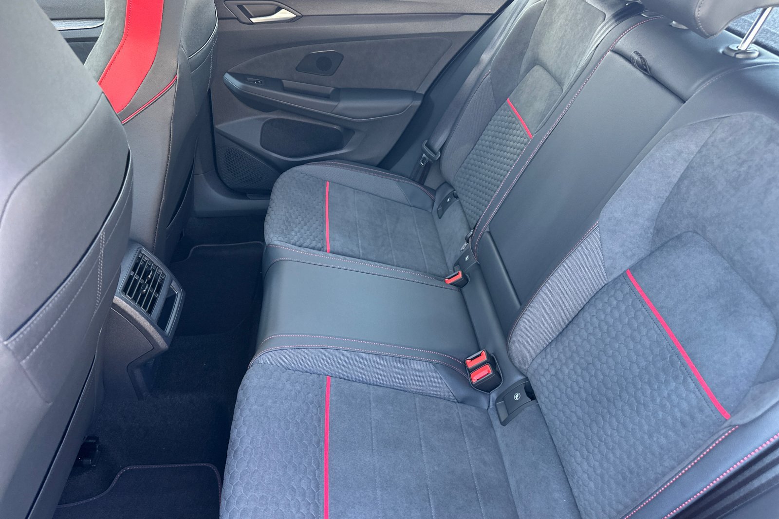 New 2026 Volkswagen GTI SE FWD image 10