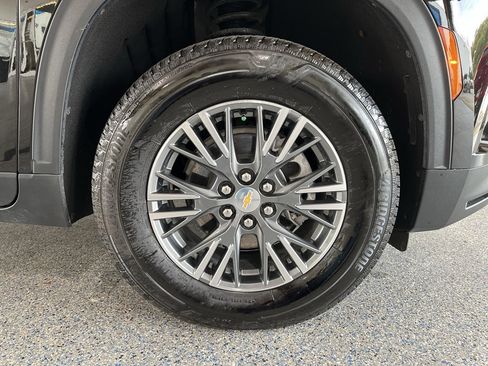 Used 2025 Chevrolet Traverse LT image 36