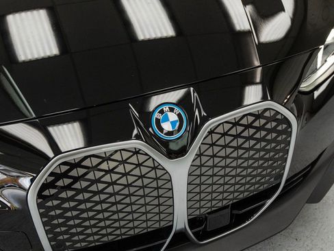 Used 2025 BMW i4 eDrive40 w/ Driving Assistance Package image 9