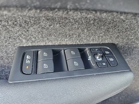 Used 2024 Volvo XC40 B5 Ultimate w/ Protection Package Premier image 24