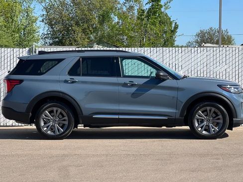 Used 2025 Ford Explorer Active AWD/4WD image 3