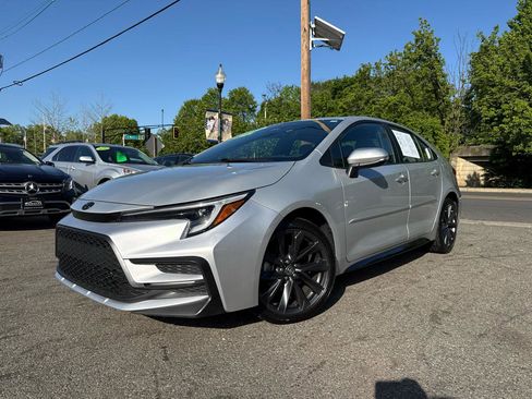 Used 2024 Toyota Corolla SE FWD image 3