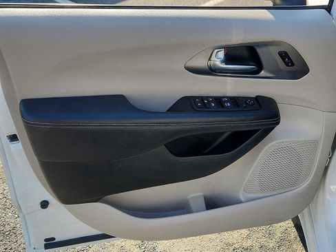 Used 2023 Chrysler Pacifica Touring-L FWD image 12