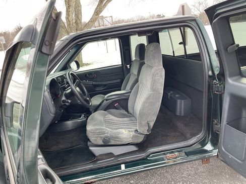 Used 2002 Chevrolet S10 Pickup LS w/ LS Preferred Equipment Group AWD/4WD image 29