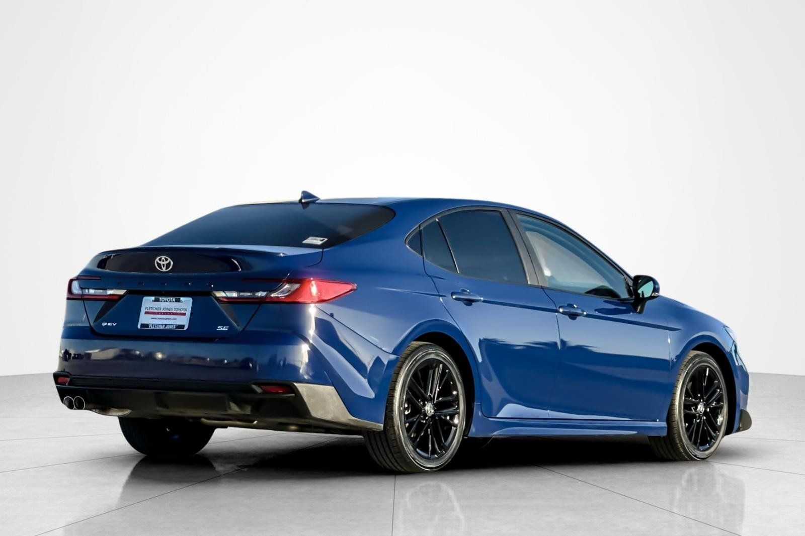 Used 2025 Toyota Camry SE w/ Convenience Package FWD image 5