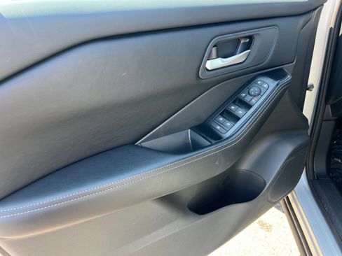 Used 2025 Nissan Rogue SV AWD/4WD image 15