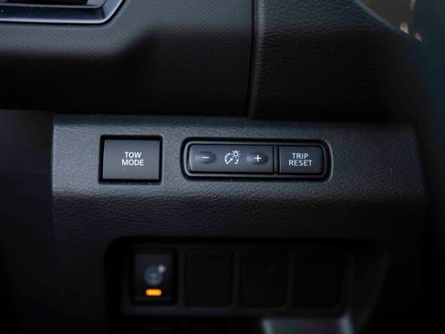 Used 2022 Nissan Frontier PRO-4X w/ Technology Package image 11