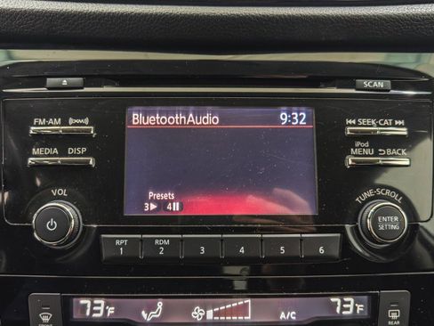 Used 2017 Nissan Rogue SV image 38