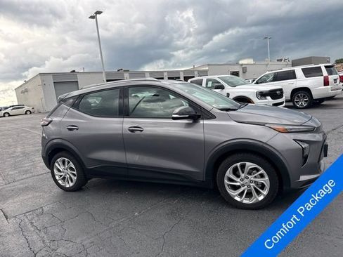 Used 2023 Chevrolet Bolt EUV LT w/ Comfort Package FWD image 4