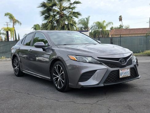 Used 2020 Toyota Camry SE w/ Carpet Mat Package FWD image 2