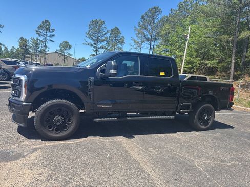 Used 2025 Ford F250 XLT w/ Black Appearance Package AWD/4WD image 4
