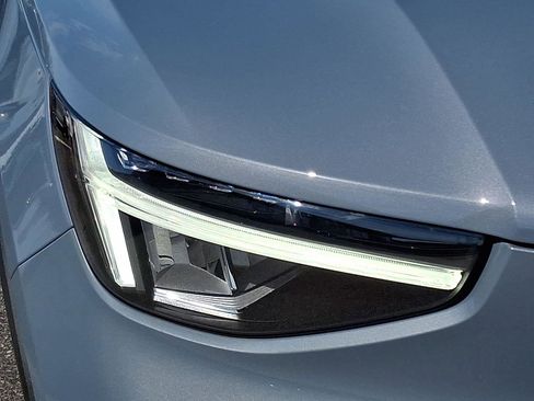 Used 2023 Volvo XC40 B5 Core w/ Convenience Package image 9