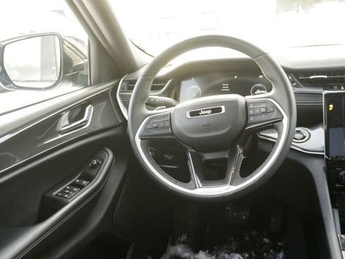 Used 2023 Jeep Grand Cherokee Altitude image 11