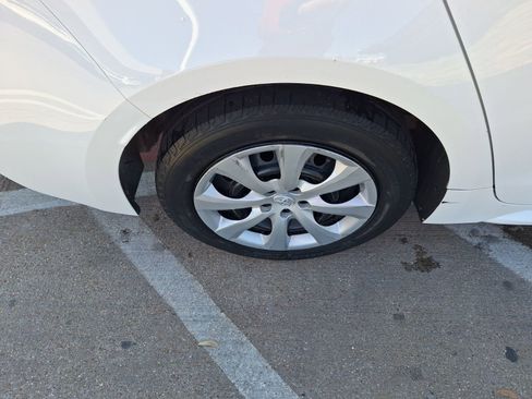 Used 2021 Toyota Corolla LE image 11