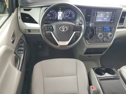 Used 2020 Toyota Sienna LE w/ Carpet Mat Package FWD image 15