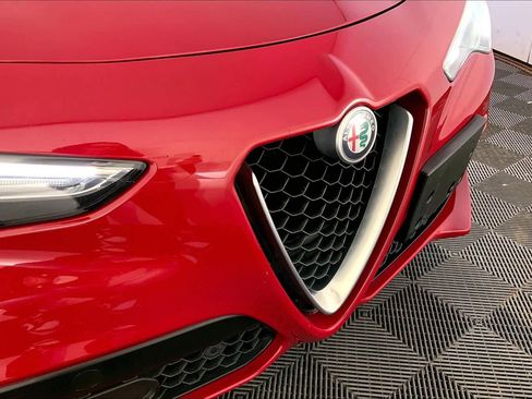 Used 2018 Alfa Romeo Stelvio AWD image 32