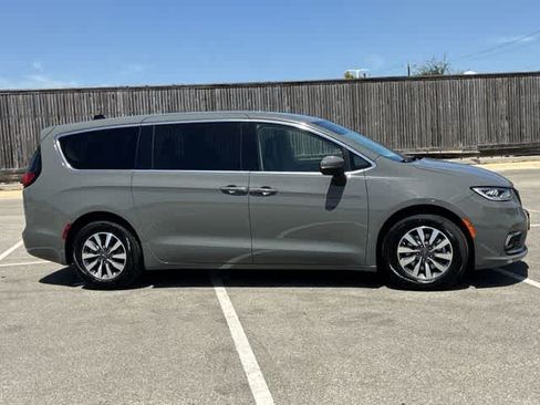 Used 2023 Chrysler Pacifica Touring-L FWD image 7