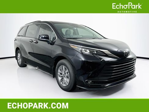 Used 2026 Toyota Sienna XLE FWD image 1