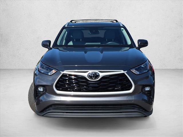 Used 2023 Toyota Highlander XLE FWD image 2