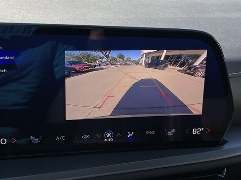 Used 2025 Chevrolet Traverse LT image 18