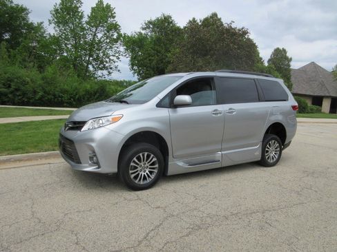 Used 2020 Toyota Sienna XLE w/ XLE Navigation Package FWD image 23