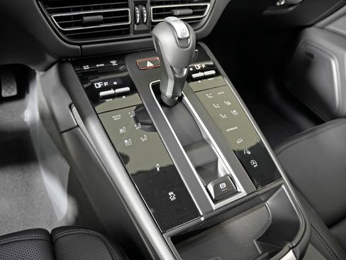 Certified 2026 Porsche Macan Turbo AWD/4WD image 30